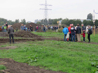 838044 Afbeelding van het publiek bij de opgraving van een deel van een Romeinse weg op het terrein tussen cultureel ...